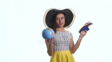 İzole küre beyaz arka plan tutan kadın