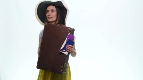 Kvinna med resväska isolerad på vit bakgrund — Stockvideo