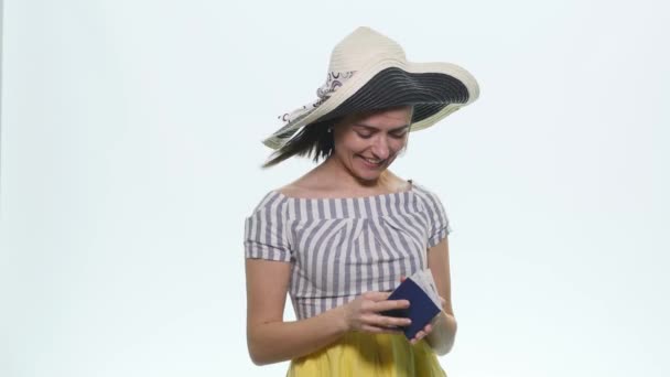 Porträtt av glad turist kvinna håller karta på semester på vit bakgrund — Stockvideo