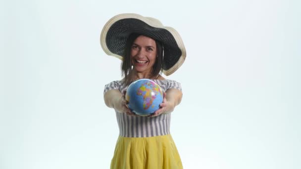 Junge Frau hält eine Weltkugel in seinen Händen — Stockvideo