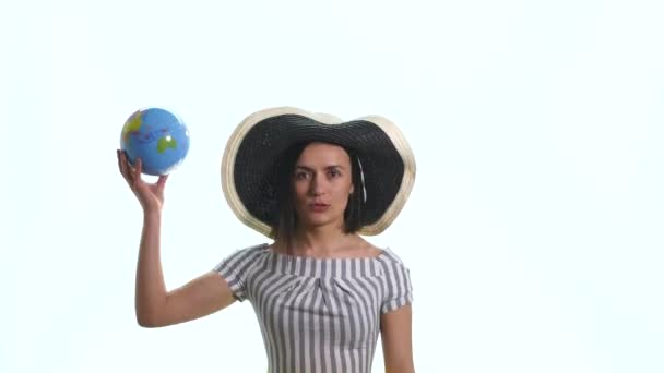 Donna che tiene globo isolato sfondo bianco — Video Stock