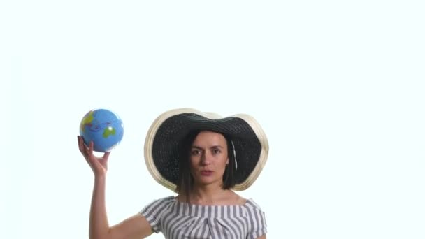 İzole küre beyaz arka plan tutan kadın — Stok video