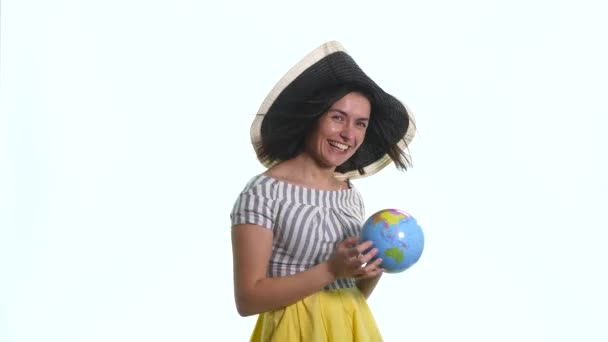 Женщина держит земной шар изолированный белый фон — стоковое видео