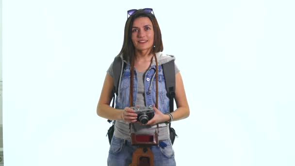 Mujer feliz turista viaje celebración de la cámara aislada sobre fondo blanco — Vídeo de stock