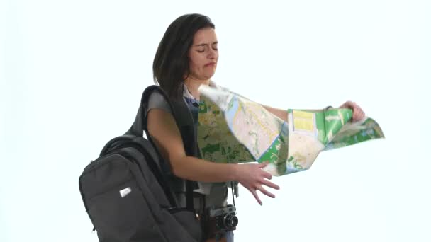 Młoda kobieta gospodarstwa mapie - na białym tle nad białym tle — Wideo stockowe