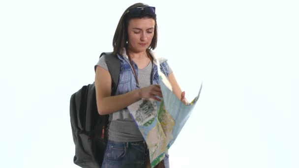 Mladá hezká holka v dovolené s mapou a backpacklooking fotoaparát s legrační výraz — Stock video