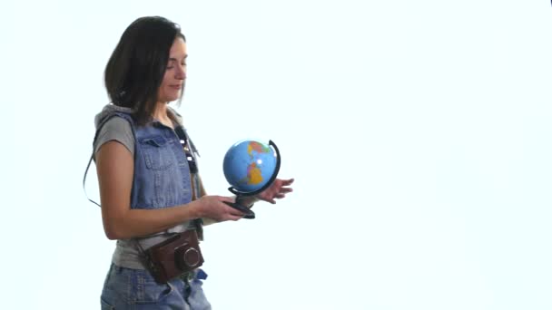 Beautiful smiling woman pointing at the globe where it wants to go — Stock Video