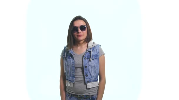 Güzel ve komik kız Hamming Kameranın beyaz arka plan üzerinde — Stok video