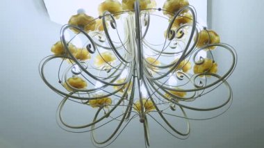 Aşağıdan yukarıya avize