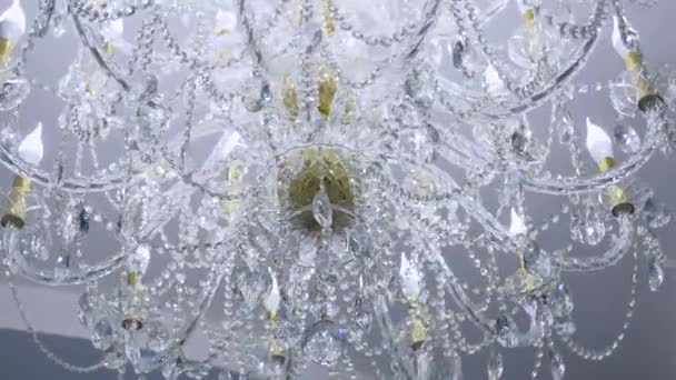 Lustre en cristal dans la chambre classique brillant 