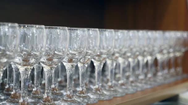 Закрыть пустые стаканы на столе в ресторане — стоковое видео