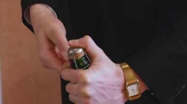 Ellerini aç adamın şampanya yakın çekim