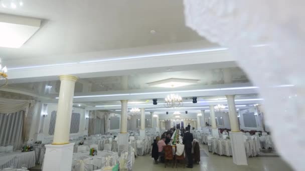 White restaurant interior with served table in the middle — Stock Video