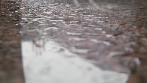 Gotas en mármol de cerca — Vídeo de stock