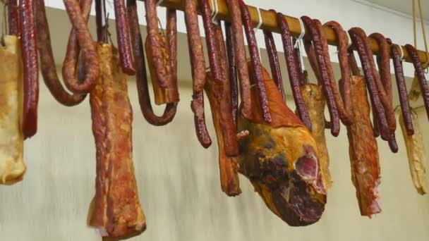 Salchichas tradicionales diferentes italianas y jamón en el pedazo de madera — Vídeos de Stock