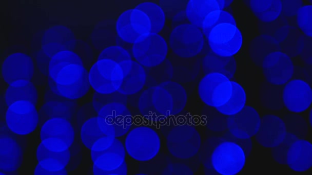 Bokeh luz brillante en colores azules sobre fondo negro — Vídeos de Stock