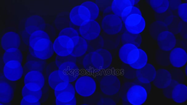 Bokeh clair brillant dans des couleurs bleues sur fond noir — Video