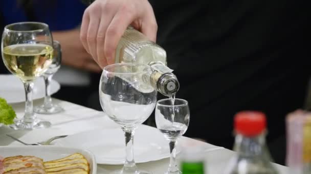 Мужчина наливает водку в ресторан — стоковое видео