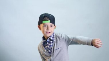 Dişsiz gülümseme ile küçük çocuk iki parmak gösterir