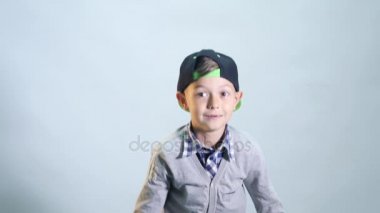 Dişsiz bir gülümseme ile çocuk girdi ve çerçeve yaptı