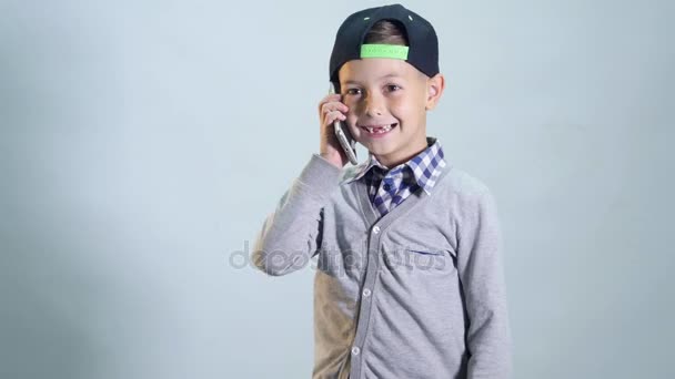 男の子は電話で話して、笑って — ストック動画