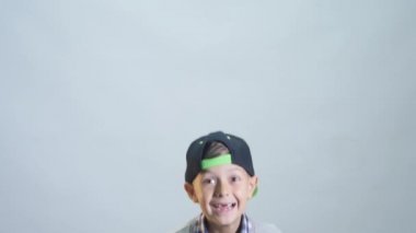 Beyaz arka plan üzerinde izole küçük çocuk atlama ve sahip eğlence