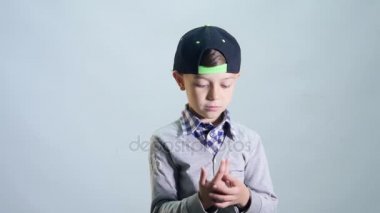 Küçük çocuk parmak sayma. Beyaz bir arka plan üzerinde izole