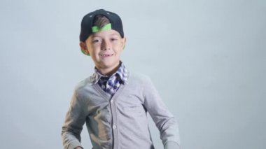 Çocuk jest tabanca ile gösterir