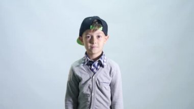 Çocuk beyaz arka plan üzerinde izole kollarını sallayarak