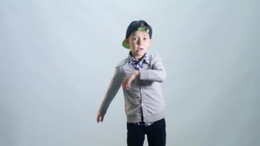 Çocuk komik karate hareketleri gösterir