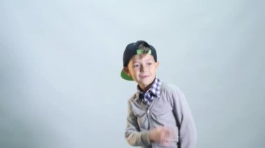 Çocuk komik dans hareketleri gösterir
