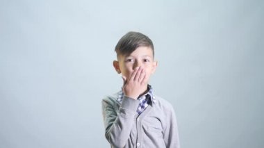 Çocuk bir hava öpücük gönderir ve sınıf gösterir. Beyaz stüdyo çekim izole