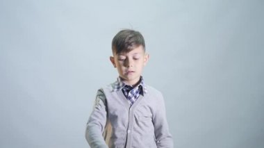 Çocuk beyaz arka plan üzerinde izole bir kapağı atma