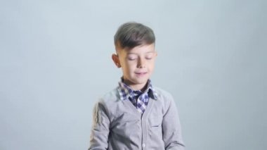 Çocuk beyaz arka plan üzerinde izole bir kapağı atma