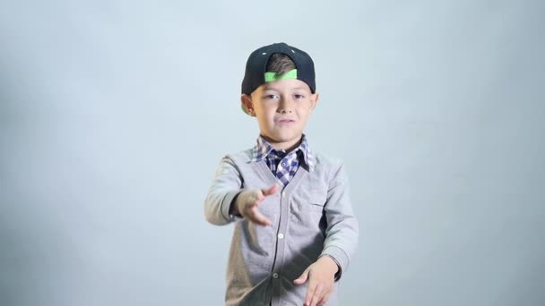 Хлопчик показує жест з пістолетом і посмішками — стокове відео