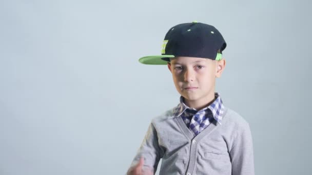 Junge zeigt Geste mit Pistole und lächelt — Stockvideo