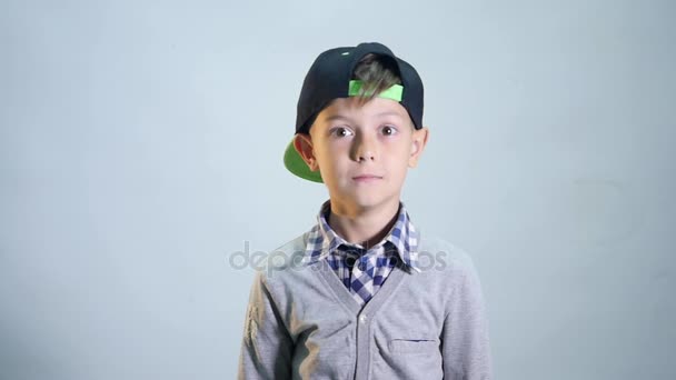 El chico con gorra se sorprende. — Vídeos de Stock