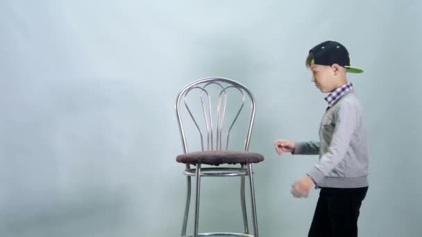 少年は高い椅子とショー クラスに登る — ストック動画