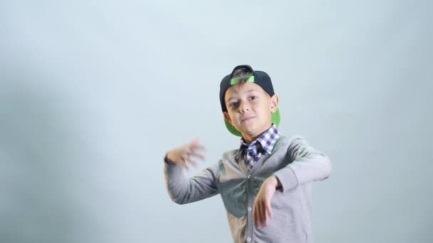 O menino mostra movimentos de dança engraçados — Vídeo de Stock