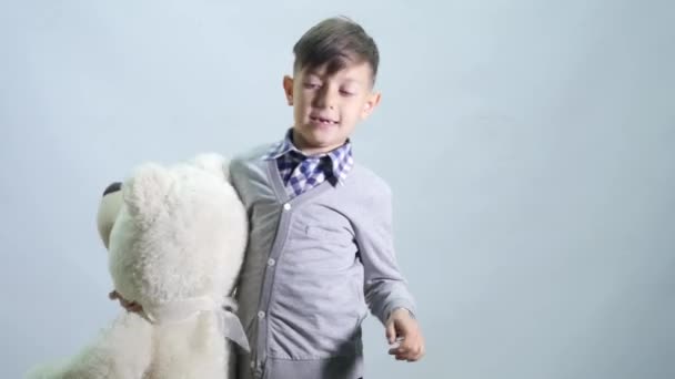 Boy dusí a vyvolá medvěd — Stock video