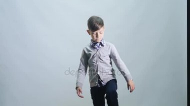 Çocuk bir kap beyaz arka plan üzerinde izole bacak tarafından atma