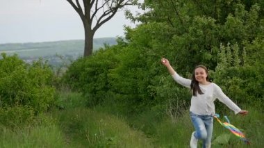 Bir çocuk ile bir çayır bir uçurtma ile çalışır