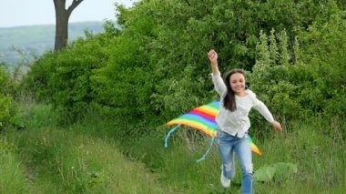 Bir çocuk ile bir çayır bir uçurtma ile çalışır