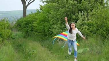 Bir çocuk ile bir çayır bir uçurtma ile çalışır