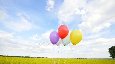 Mavi gökyüzü arka plan üzerinde renkli Hava balonlar