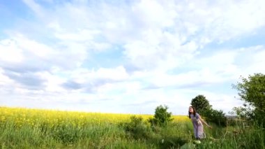 Bir çocuk ile bir çayır bir uçurtma ile çalışır