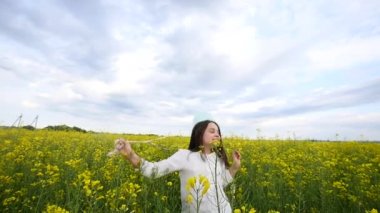 Sabun köpüğü, balonlar çayır üzerinde gülümseyen çocuk rahatlatıcı tecavüz alanda, yavaş hareket ile mutlu küçük oynayan kız