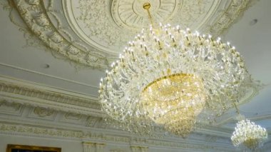 bir lüks restoranda tavanda şık avize