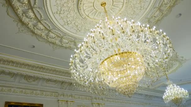 Elegante kroonluchter aan het plafond in een luxe restaurant — Stockvideo