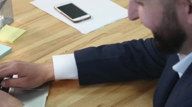bir işadamı daşu onun bilgisayar çalışma ofisine memnun